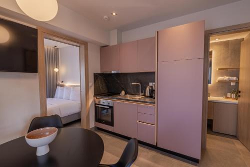沃洛斯Aeson Premium Living的一间小房间,设有厨房和一间卧室