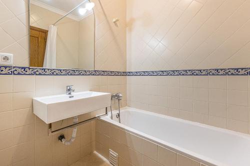 阿玛考德佩拉Sol & Mar的浴室配有盥洗盆和浴缸。