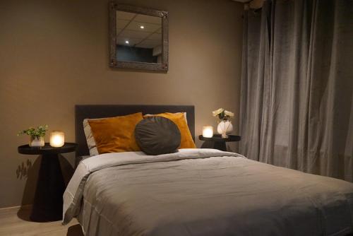 奈梅亨B&B Noviomagus的一间卧室配有一张带两张蜡烛的床。