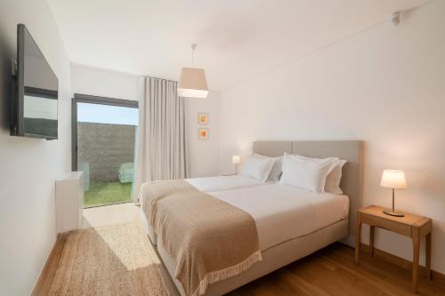 丰沙尔CASA DO MIRADOURO 5 by Heart of Funchal的白色的卧室设有床和窗户