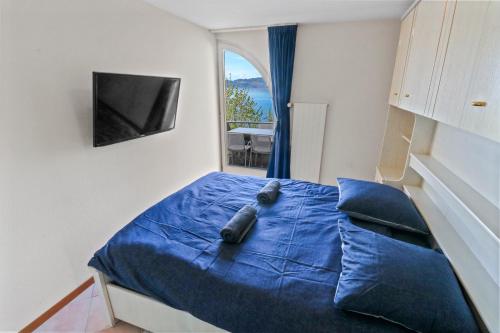 圣金戈尔夫Splendide logement avec vue plongeante sur le lac的一间卧室配有一张蓝色的床和窗户