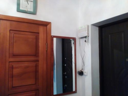 阿拉木图Аlmaty Arbat的隔着房间的门,带镜子
