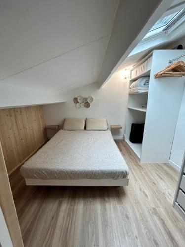 圣让-德蒙Magnifique Maison forêt & Mer avec piscine - Wifi的一间小卧室,配有床和阁楼