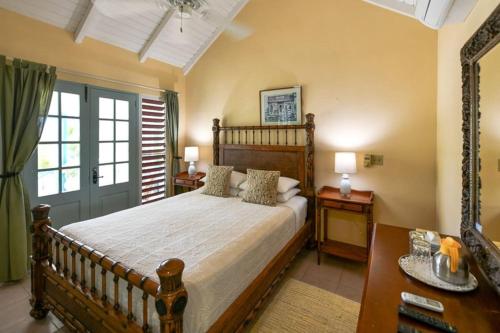 英吉利港Villa Ordnance的一间卧室设有床、两张桌子和一扇窗户