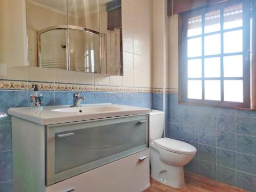 阿罗萨新镇calle o bornal的一间带水槽和卫生间的浴室