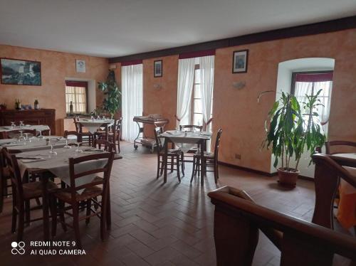 奥杰比奥IL万博乐酒店的一间在房间内配有桌椅的餐厅