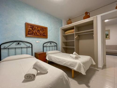 埃斯卡纳席尔布劳公寓酒店的一间医院间,配有两张床和一个衣柜