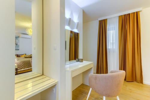 斯普利特Irini Luxury Rooms的更衣室配有椅子和镜子
