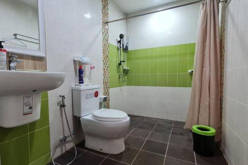 Ban Nong HinKANA Homehug的浴室配有卫生间、盥洗盆和淋浴。