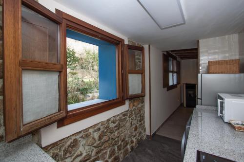 利亚内斯Madre Rosa I, casa rural con la playa a 12 km的厨房设有2扇窗户和冰箱。