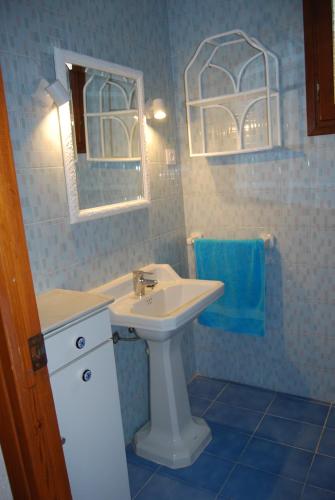 莫莱拉Villa Maria Beach Villa的一间带水槽和镜子的浴室