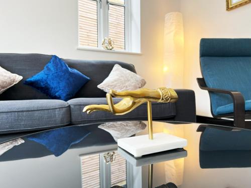布莱顿霍夫Luxury Modern Private Villa in Brighton的客厅配有沙发和桌子上的雕像