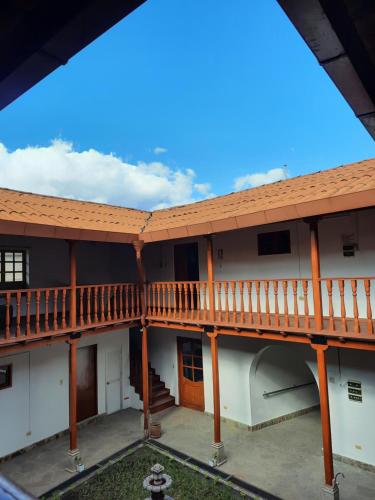 卡哈马卡Casa Wayra Cajamarca的享有大楼高空美景,设有阳台