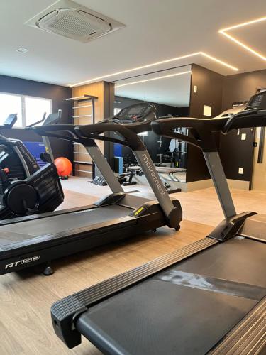 克里西玛Hub Home - Vista Incrível的一个带跑步机和其他设备的健身房