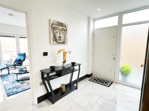 布莱顿霍夫Luxury Modern Private Villa in Brighton的客厅配有黑桌和镜子