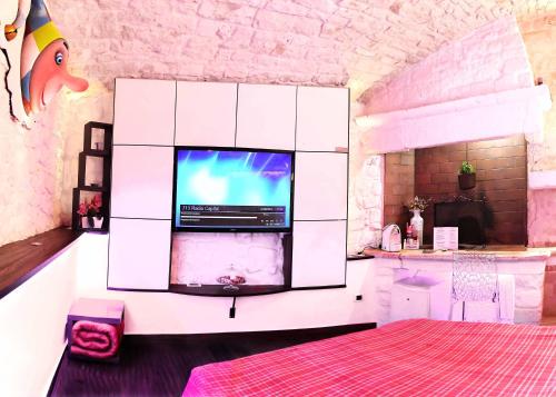 普蒂尼亚诺l'angolo di Gaudì, alcoba Capriccio的一间厨房,厨房内配有白色橱柜内的电视