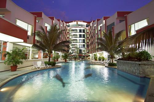 阿塔卡梅斯EI马奎斯酒店的大楼中央的大型游泳池