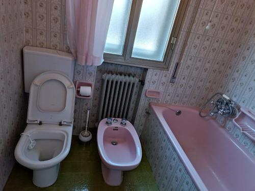 泰塞拉Locazione Turistica的浴室配有卫生间、盥洗盆和浴缸。