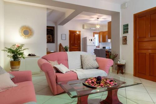 KhlóïNorma’s House的客厅配有粉红色的沙发和桌子