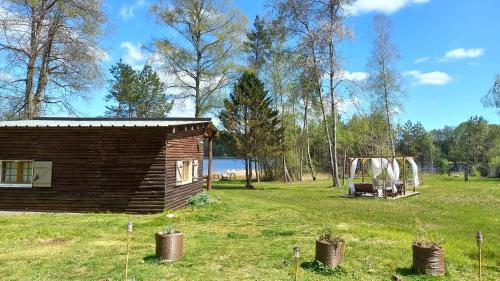 讷维克Ma Cabane Au Bord Du Lac的田野上的小木屋,带帐篷