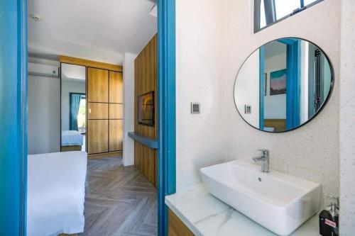 富国Cát Lợi Phú Quốc Hotel的一间带水槽和镜子的浴室