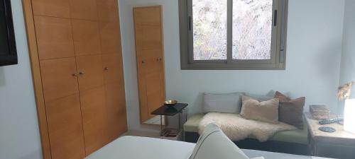 圣克鲁斯-德特内里费Cozy room near Las Teresitas beach的客房设有床、窗户和窗户。