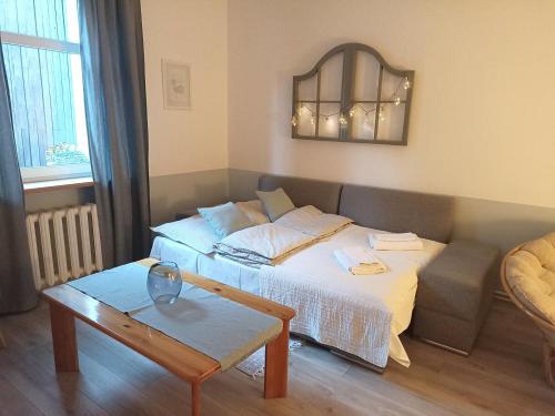 斯克拉斯卡波伦巴Apartament Jaśmin的小房间设有一张床和一张桌子