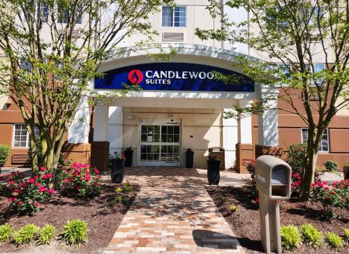 格林维尔Candlewood Suites Greenville NC, an IHG Hotel的通往带走道的建筑物的入口