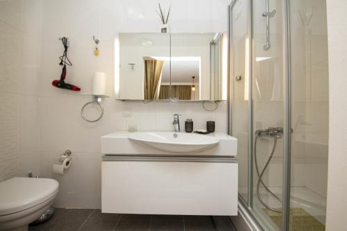 博德鲁姆Enchanting House with Backyard in Bodrum的白色的浴室设有水槽和淋浴。