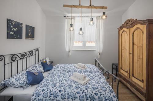 佩罗杰Spacious holiday house in Istria的一间卧室配有一张床,上面有两条毛巾