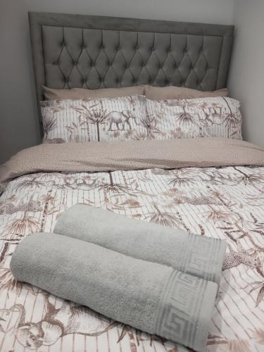 ErithHeronsgate GH013的床上有毯子和枕头