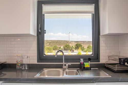阿拉恰特Amazing Villa with Private Pool in Alacati Cesme的厨房设有水槽和窗户。