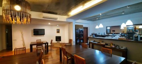 MogenteHotel Makasa的用餐室以及带桌椅的厨房。