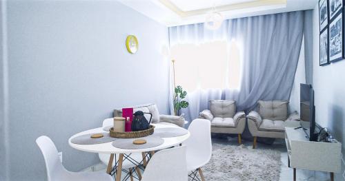 彼得罗利纳Sofisticado, NOVO e Moderno!的客厅配有白色的桌子和椅子