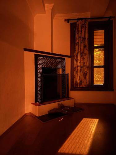 埃德雷米特village house kazdağları otel & restaurant的客厅设有壁炉和窗户。