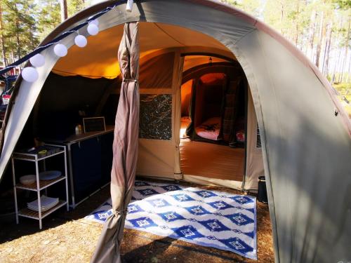 GräsmarkVolledig ingerichte tent op natuurcamping的一个小帐篷,配有书桌