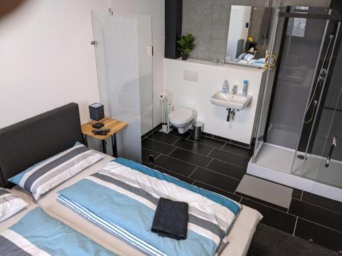 HeimsheimBusiness-Motel, Night-Checkin, Breakfast 2go, XL-Parking, free WiFi的一间带床和水槽的小浴室