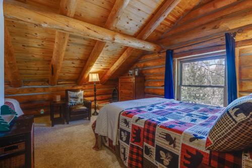 格兰德莱克Grand Lake Cabin with Direct Access to Rocky Mtn NP!的小木屋内一间卧室,配有一张床