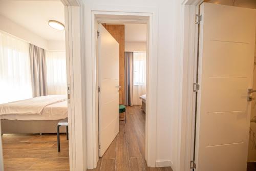 巴尔N&N Lux Guest house的一间带一张床和一个衣柜的小卧室