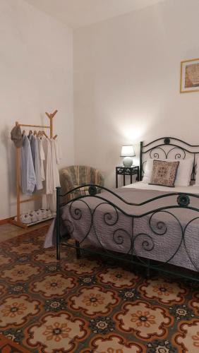 夏卡Casa Curu的一间卧室配有一张床、椅子和衣架
