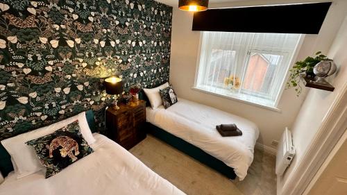 庞蒂浦Stylish & Cosy - Flat 6, Osborne Road的一间小卧室,配有两张床和窗户
