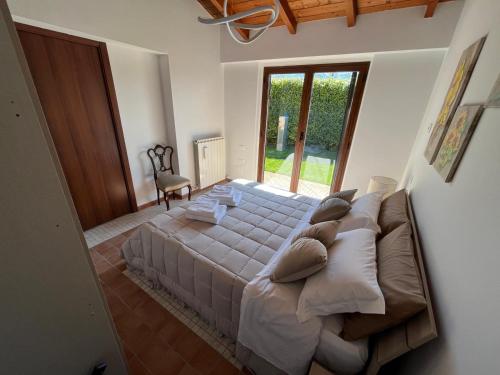 苏尔莫纳B&B La cas' d'Alfonz'的一间卧室设有一张大床和一个大窗户