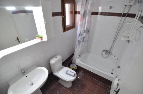 皮加迪卡Zennova #42 Pirgadikia Sky & Sea Home的浴室配有卫生间、盥洗盆和淋浴。