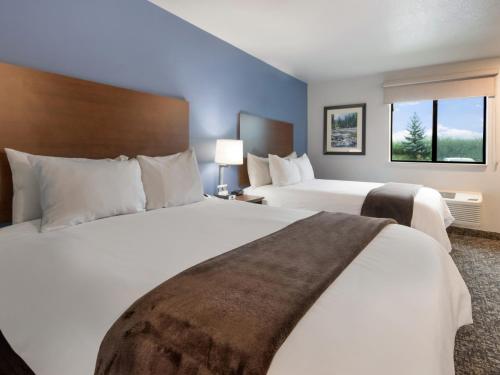 西乔丹My Place Hotel-Salt Lake City-West Jordan的酒店客房带两张床和两个窗户