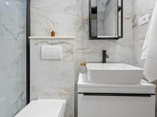 斯塔布鲁克Luxury Apartment Beyond的白色的浴室设有水槽和卫生间。