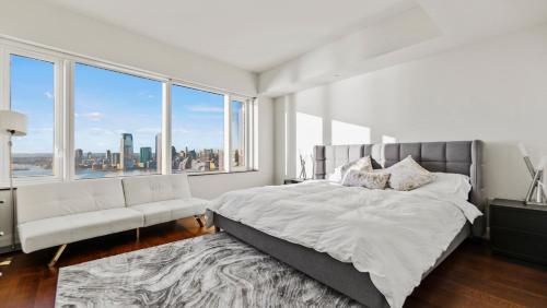 纽约Luxurious 4 BR Penthouse in NYC的一间卧室设有一张大床和一个大窗户