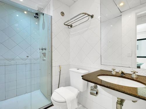 圣保罗Lindo Hotel na Paulista的浴室配有卫生间、盥洗盆和淋浴。