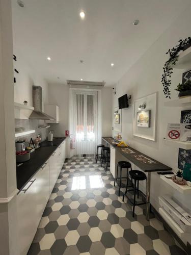 罗马Domus Giordano的厨房铺有黑白的格子地板。