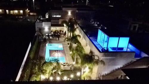乌贾诺拉基耶萨Le Murge Del Salento Hotel b&b Depandance的享有游泳池的顶部景色