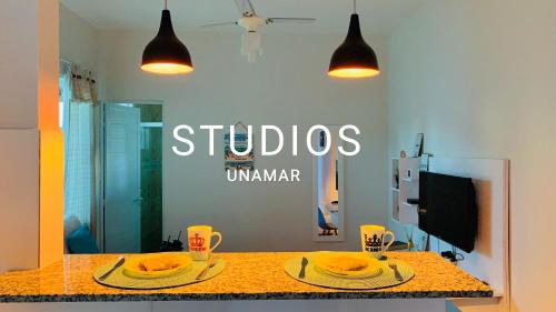 卡波布里奥Studios Unamar的一张桌子,上面放着两盘食物